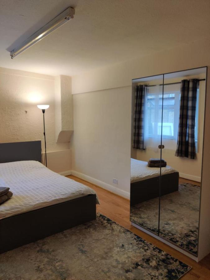 Cheerful 3 Bedroom House Just Across Tube Station Londres