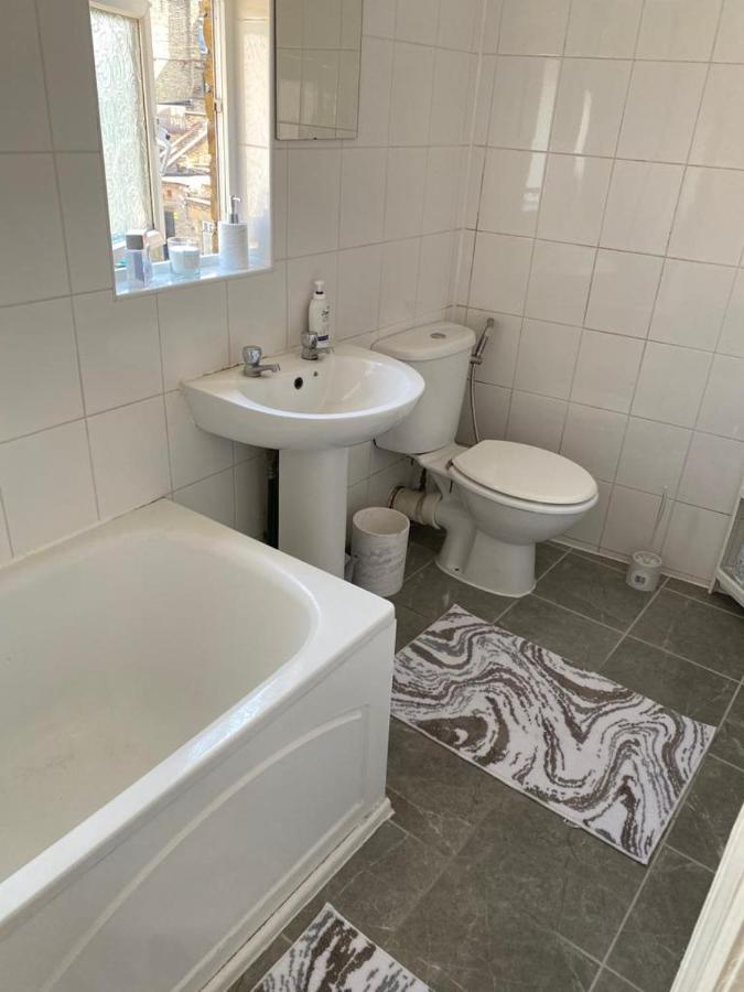 Apartamento Cheerful 3 Bedroom House Just Across Tube Station Londres