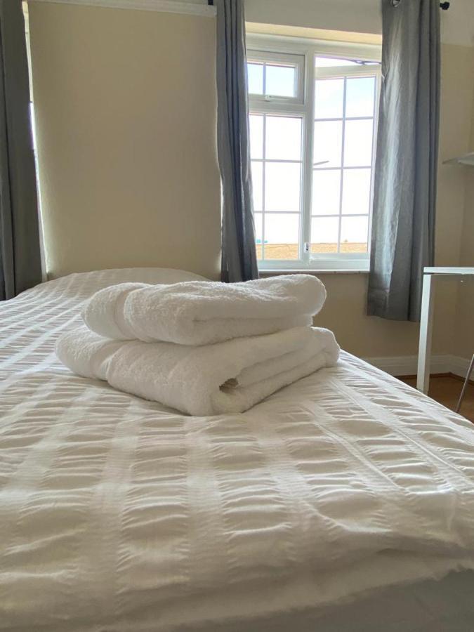 Cheerful 3 Bedroom House Just Across Tube Station * Londres